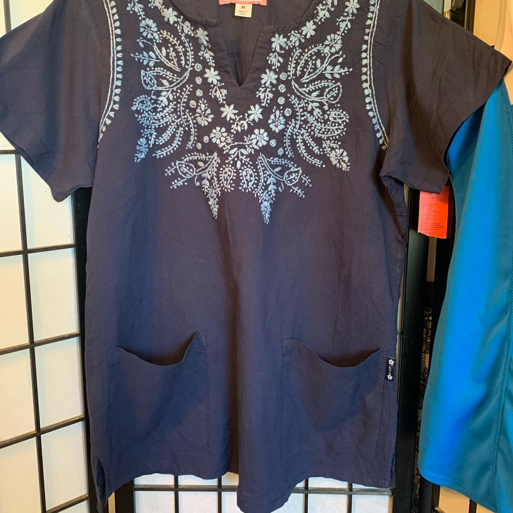 EUC Koi by Kathy Peterson Embroidered Blouse Scrub Top Size Medium - Picture 2 of 11